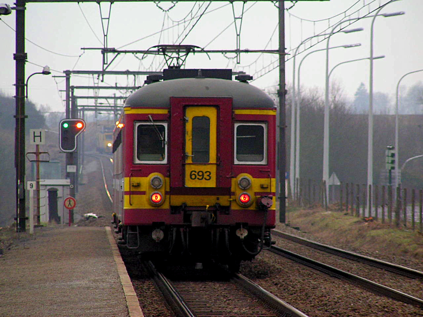 Automotrice double quittant Courrière sur la ligne 162 entre Ciney et Namur