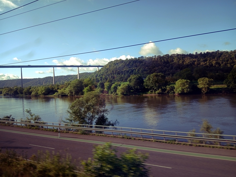 Pont de l’autoroute au-dessus de la ligne et de la Moselle