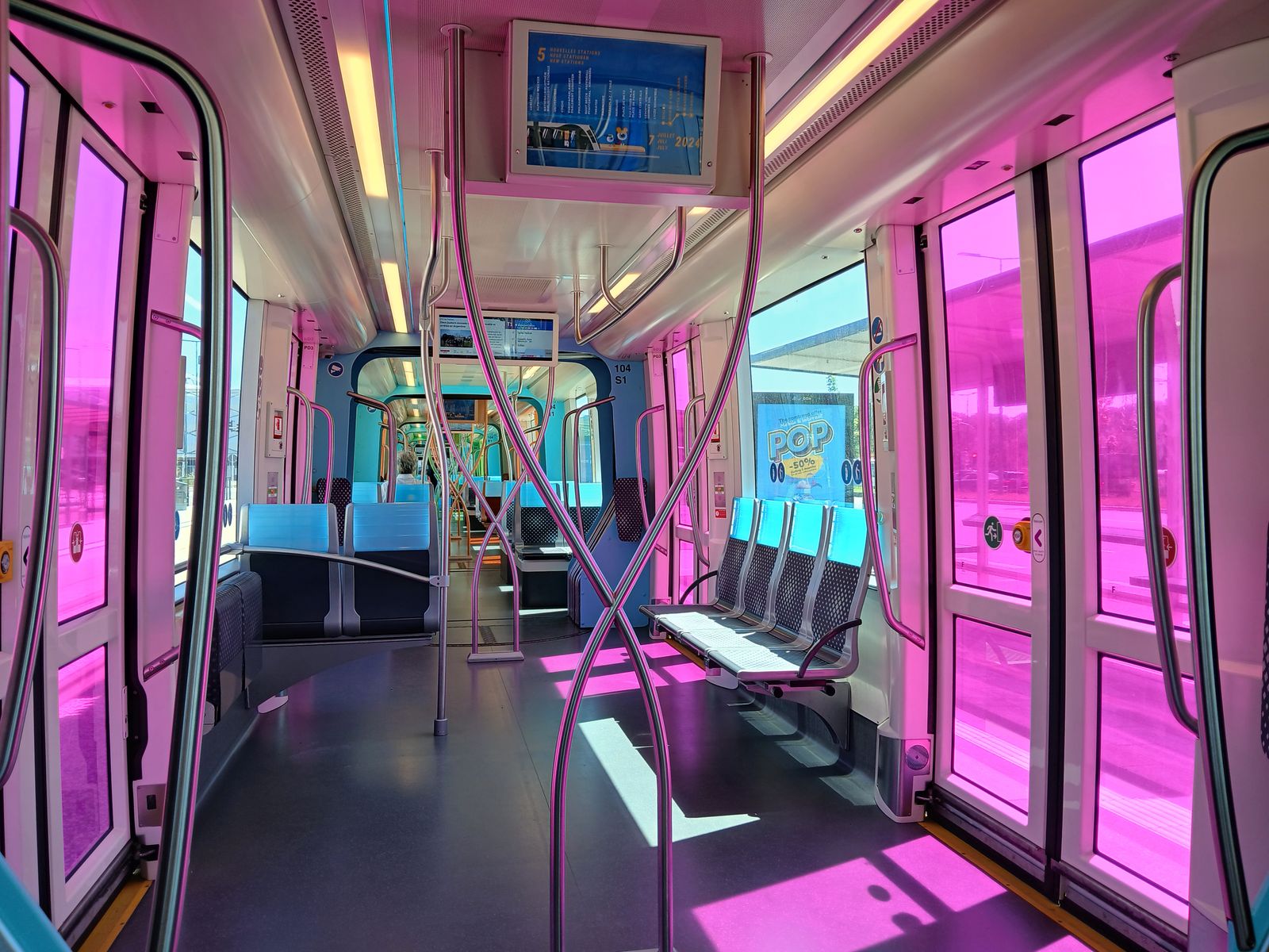 Ambiance violette dans le tram