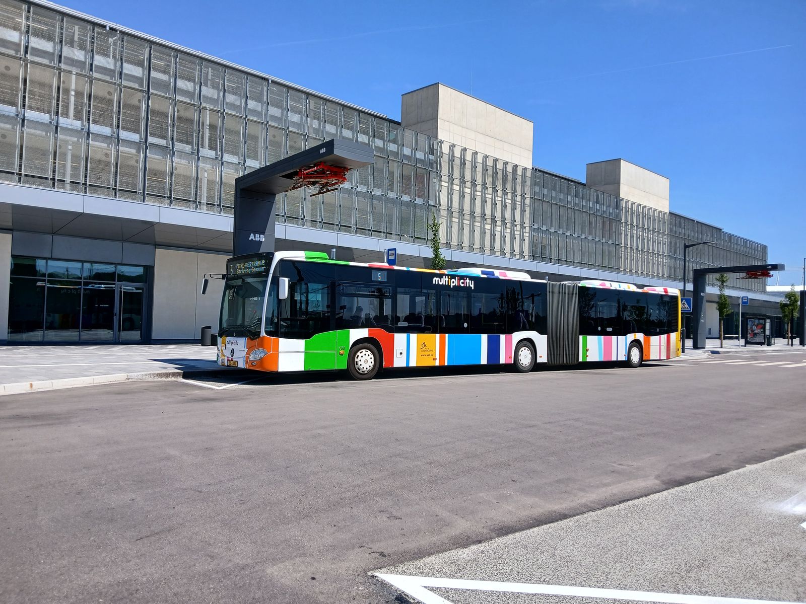 Autobus de la ville de Luxembourg à la gare des bus au terminus du tram