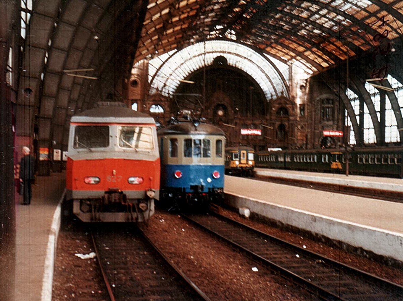 Automotrice quadruple, AM 1935 et classiques en gare d’A’pen Centraal