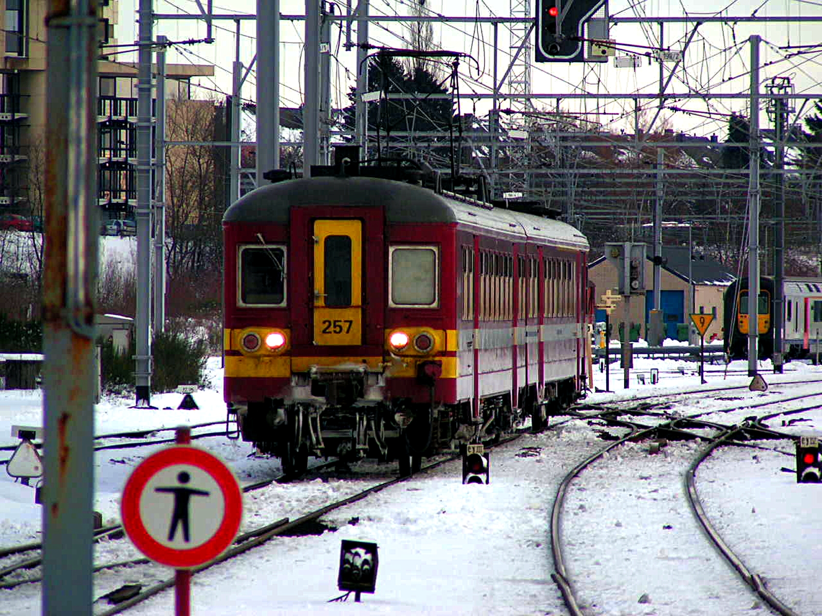 Automotrice classique arrivant à Arlon dans la neige